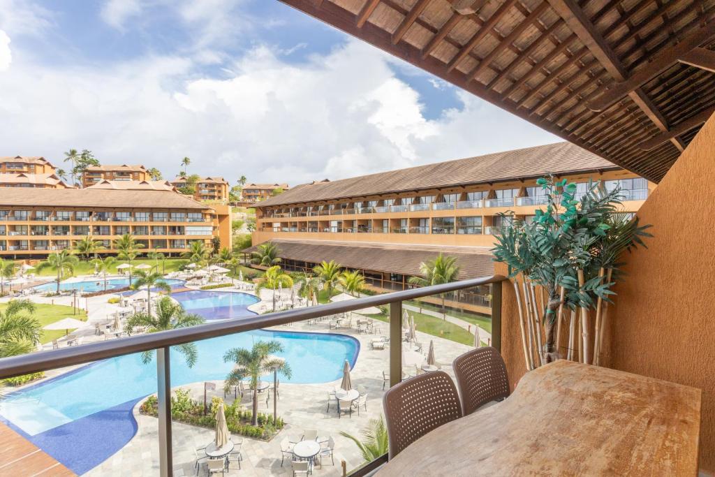 - une vue sur la piscine depuis le balcon du complexe dans l'établissement Eco Resort Praia Dos Carneiros - Flat Praia, à Tamandaré