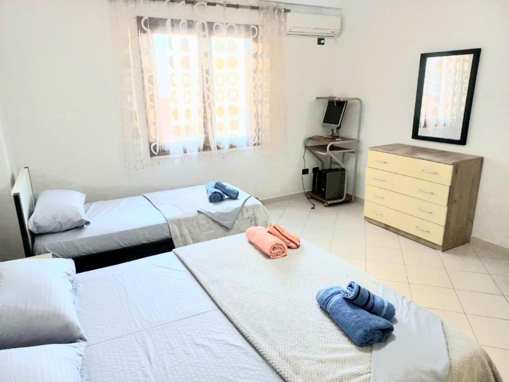 um quarto com duas camas e uma cómoda em Mentor’s apartment em Shkodër