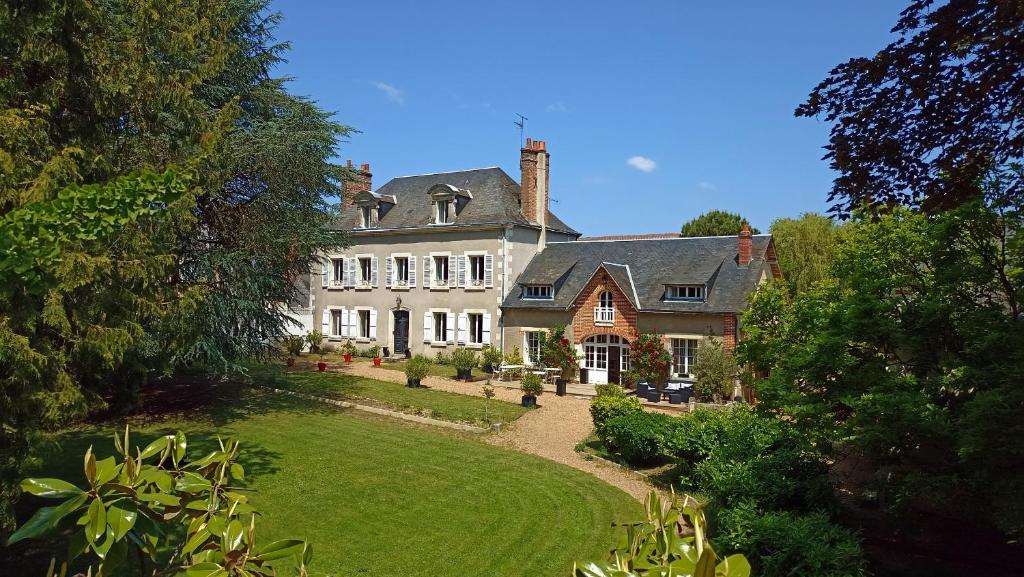 uma grande casa branca com um grande quintal em Le Clos Sainte-Marie em Mesland