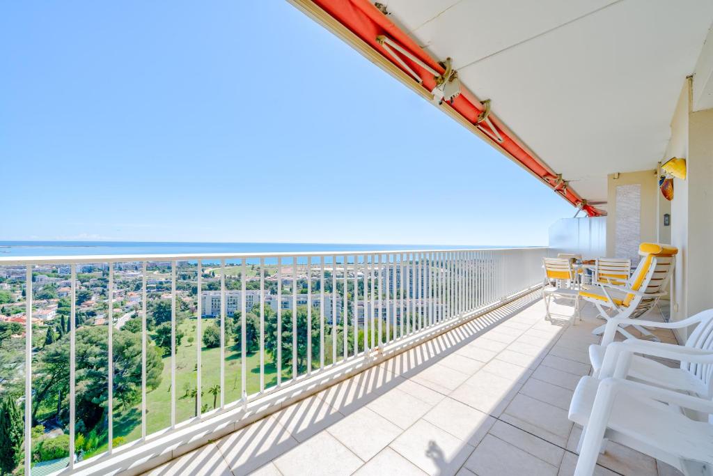 un balcon avec vue sur la ville dans l'établissement Spacieux appartement vue mer et montagne, à Cagnes-sur-Mer