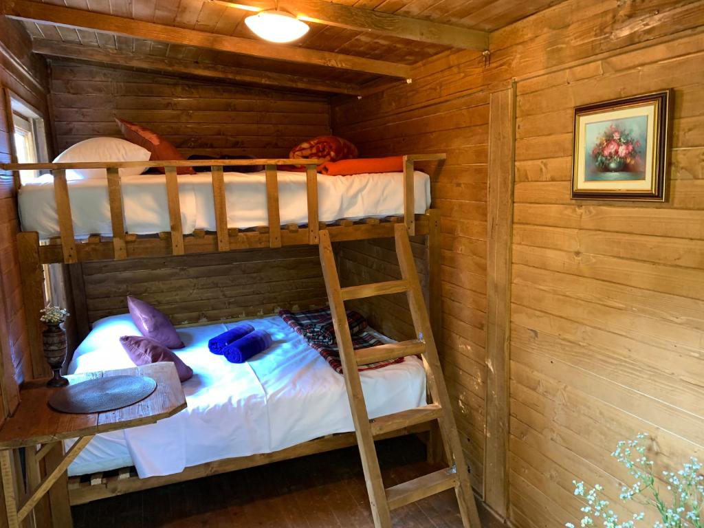 Postel nebo postele na pokoji v ubytování Magical Treehouse w sandy beach