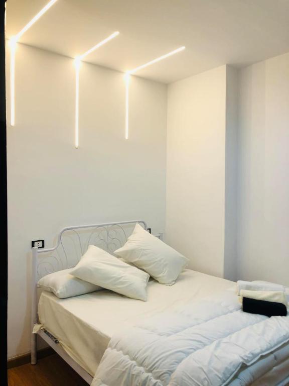 um quarto com uma cama com três luzes por cima em شقة الزمالك no Cairo