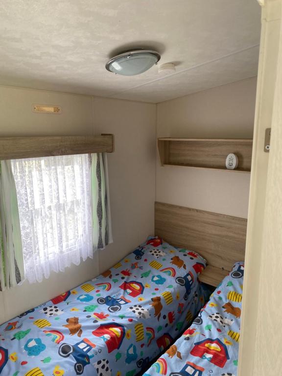 Кровать или кровати в номере Caravan Louise
