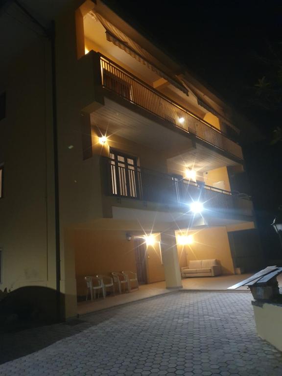 een gebouw met een balkon 's nachts met verlichting bij B&B Paradiso in Paganica