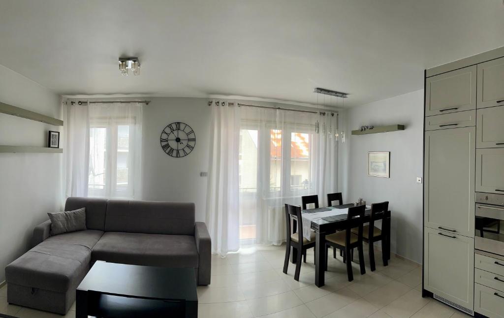 sala de estar con sofá y mesa en Przystanek Sanok apartament w ścisłym centrum, en Sanok