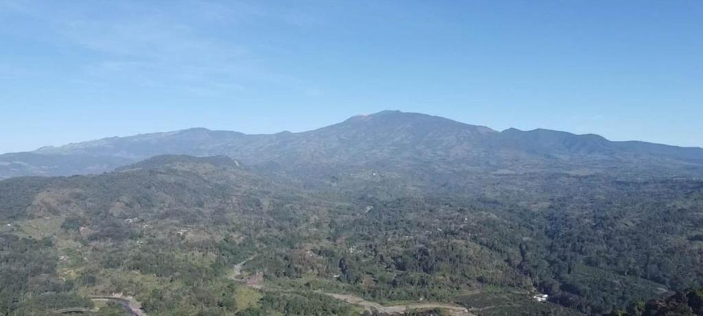 een luchtzicht op een bergketen met bomen bij Rancho Luna in Cartago