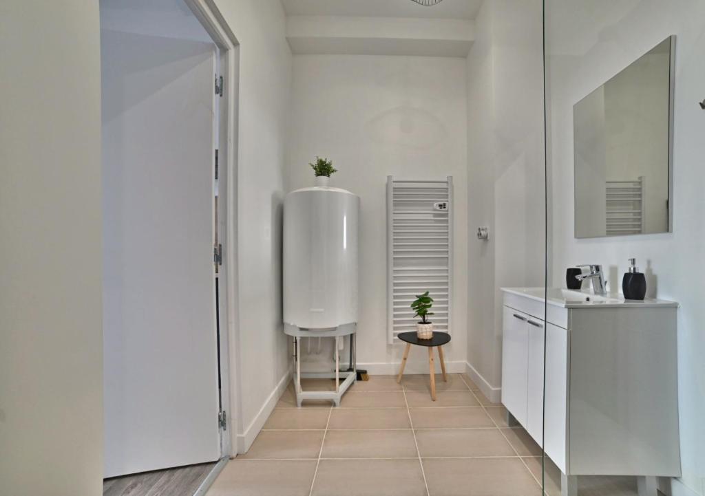A bathroom at Petit Bijou - Hypercentre, TV 4K, Netflix, Fibre