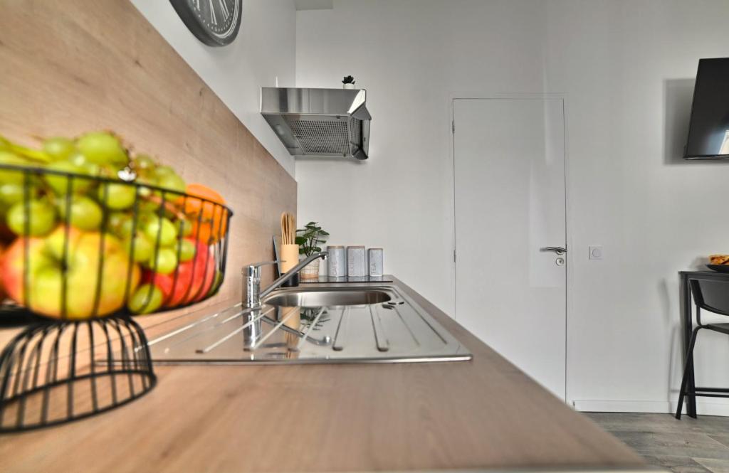 A kitchen or kitchenette at Petit Bijou - Hypercentre, TV 4K, Netflix, Fibre