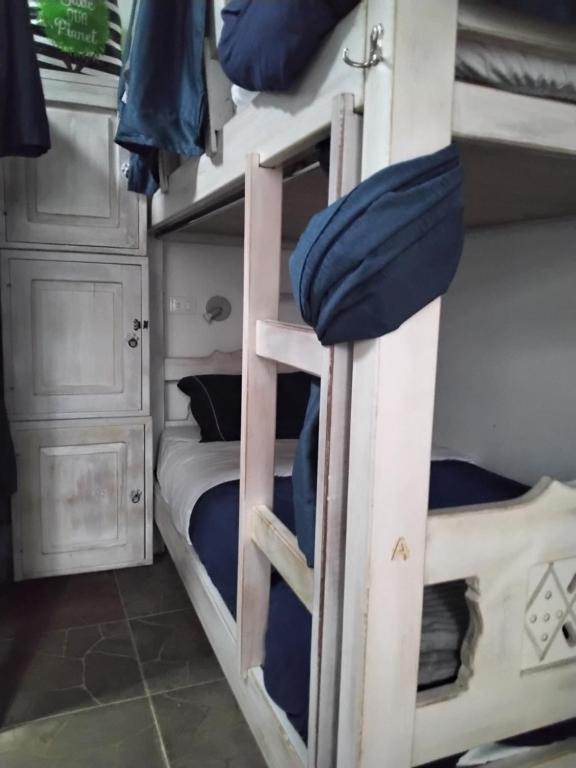 Palanda nebo palandy na pokoji v ubytování Usaquen Station Hostel