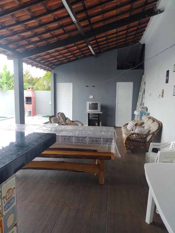 a bedroom with a large bed and a table at Ótimo lugar e conforto in Piranhas