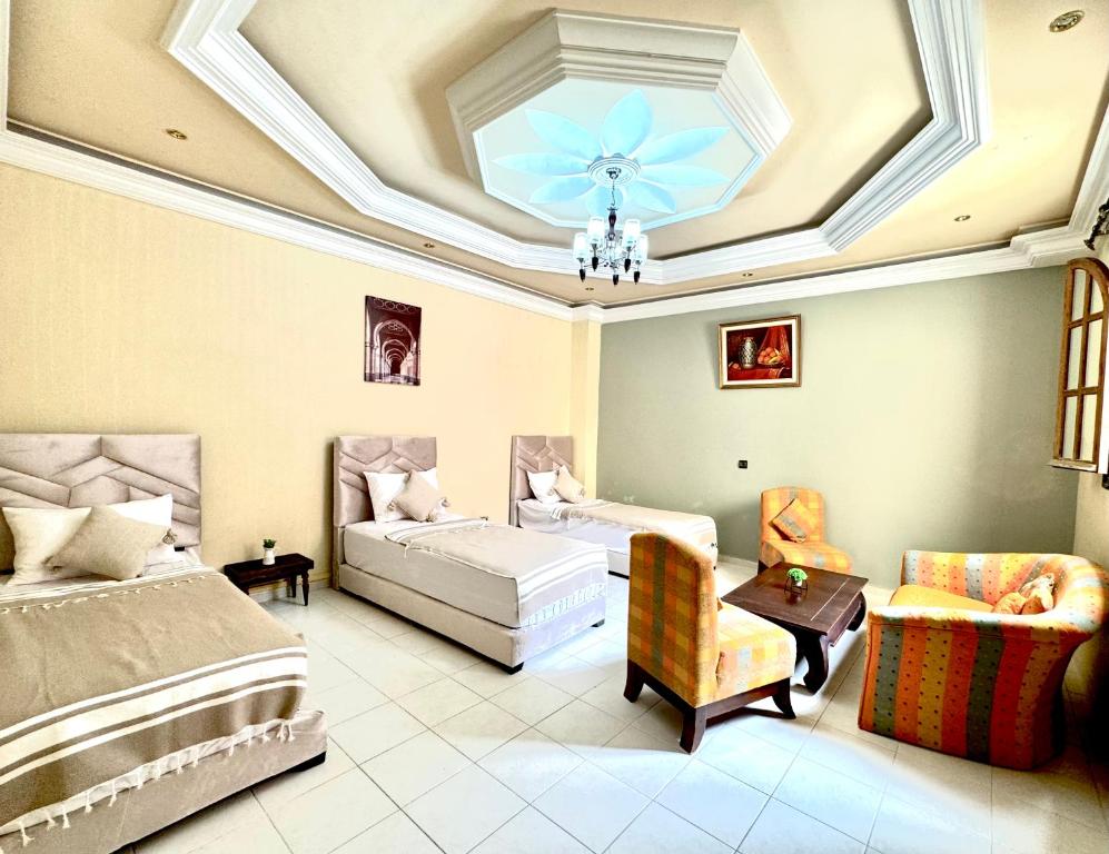 um quarto com 2 camas e uma clarabóia em House in Essaouira em Essaouira