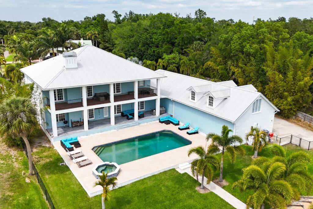 una vista aérea de una casa con piscina en Hidden Gem, Riverview, Pool en Riverview