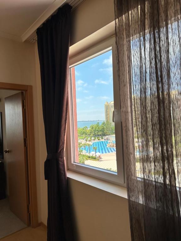 Bazén v ubytování Sunny Majestic Private Apartment nebo v jeho okolí