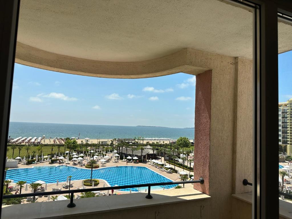 Bazén v ubytování Sunny Majestic Private Apartment nebo v jeho okolí