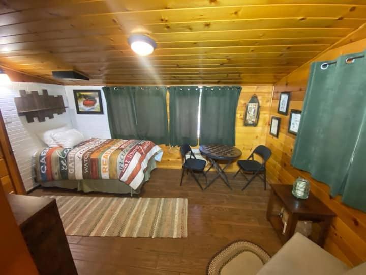 Postel nebo postele na pokoji v ubytování Knotty Pines Lodge