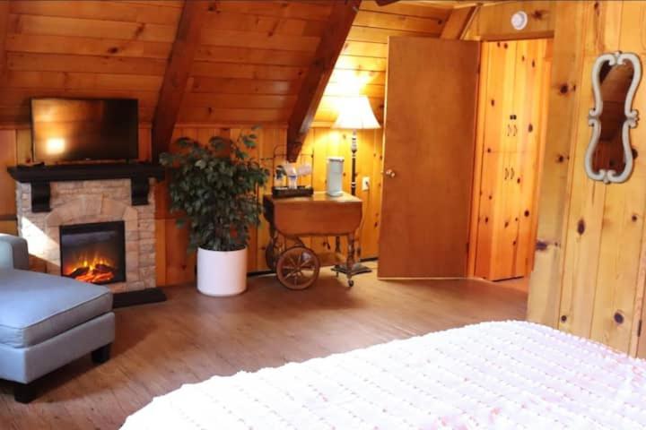Postel nebo postele na pokoji v ubytování Knotty Pines Lodge