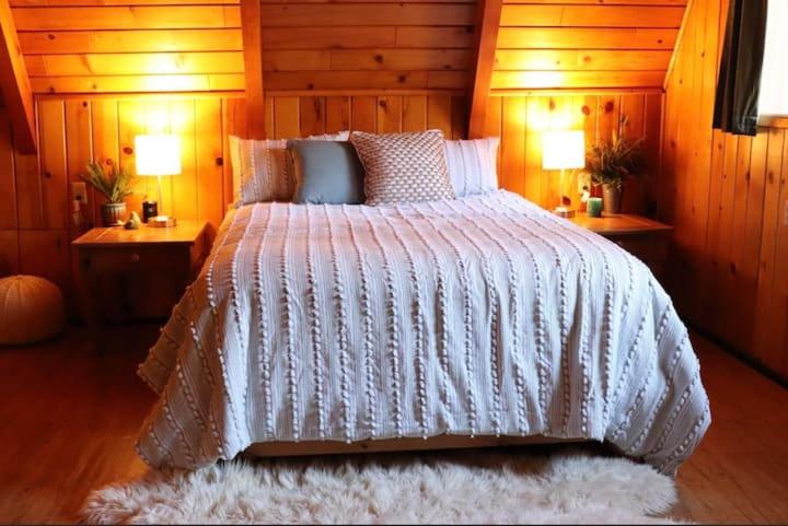 Postel nebo postele na pokoji v ubytování Knotty Pines Lodge