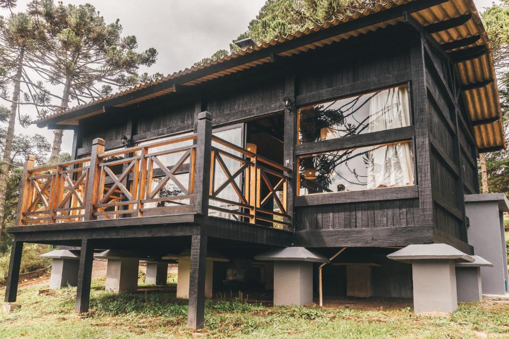 una casita en exhibición en un campo en Estalagem Tronador, en Camanducaia