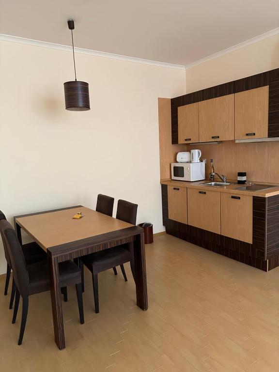Kuchyň nebo kuchyňský kout v ubytování Sunny Majestic Private Apartment