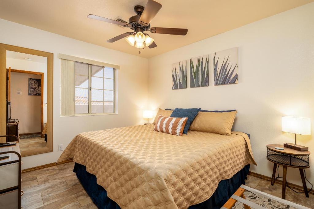 een slaapkamer met een bed en een plafondventilator bij SPA! KING BED! BOAT parking! Villa w/ water views! in Lake Havasu City