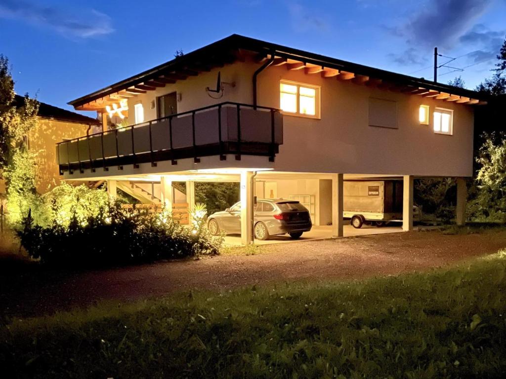 uma casa com uma varanda ao lado em Villa Kolberg em Finkenstein