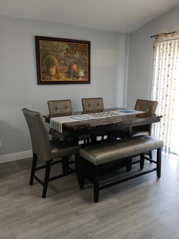 a dining room with a table and chairs at Nard Jolie Kay in Kissimmee
