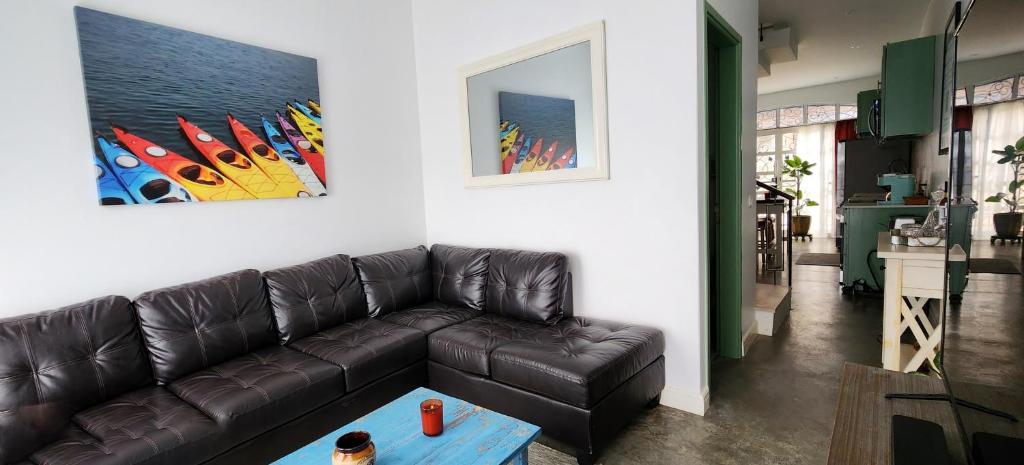 Posezení v ubytování Casinha Nova - Entire Home with Kitchen, King bed, AC, Wifi, and View