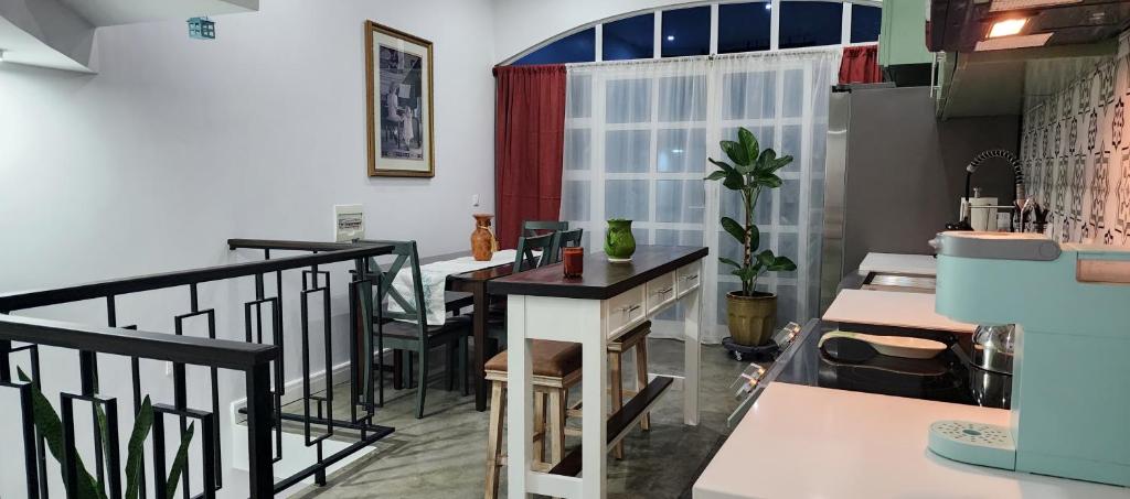 Fotografie z fotogalerie ubytování Casinha Nova - Entire Home with Kitchen, King bed, AC, Wifi, and View v destinaci São Filipe