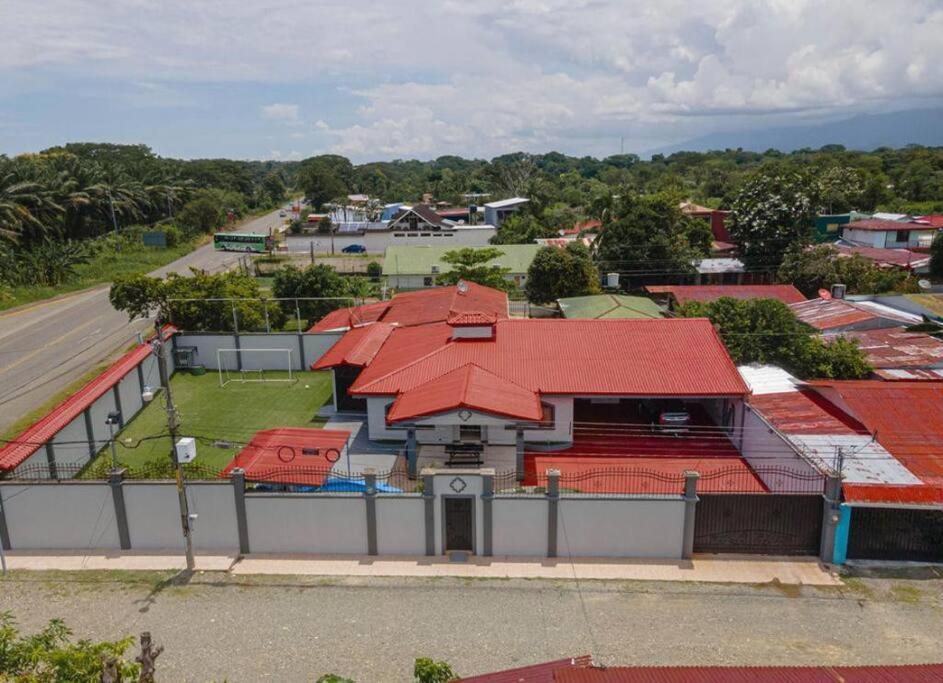 einen Blick über ein Gebäude mit roten Dächern in der Unterkunft Casa primavera Quepos in Quepos