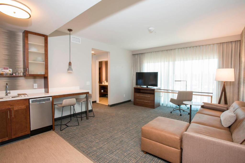 sala de estar con sofá, cocina y TV en Residence Inn by Marriott Cincinnati Midtown/Rookwood en Cincinnati