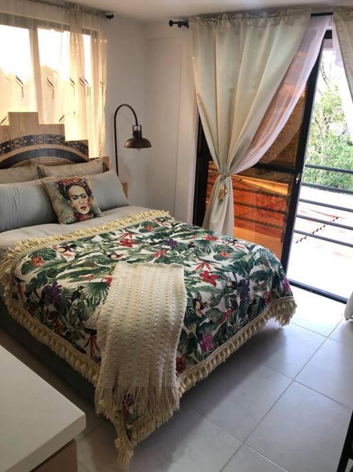 um quarto com uma cama com uma mulher em Belen em Popayán