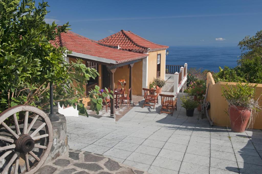 Cette maison dispose d'une terrasse offrant une vue sur l'océan. dans l'établissement Casa Rural Fidel, à Breña