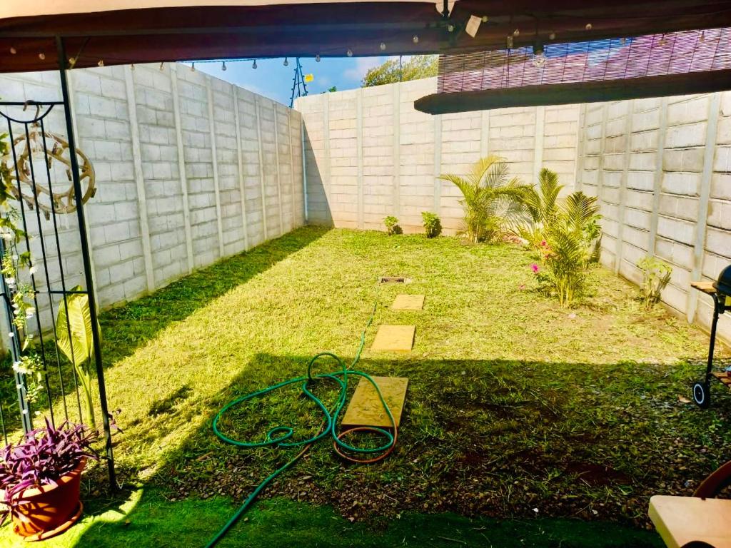 einen Garten mit einem Schlauch auf dem Rasen in der Unterkunft Sun Shine Entire Home Santa Ana in Santa Ana
