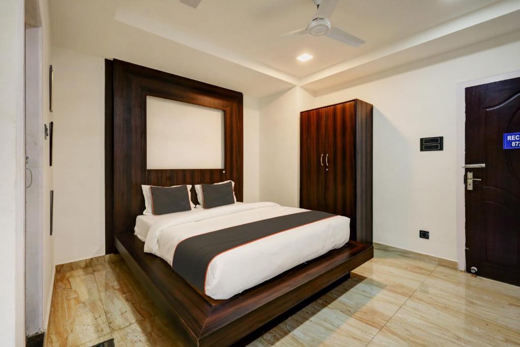 1 dormitorio con 1 cama grande en una habitación en Blubell Rengoni, en Guwahati