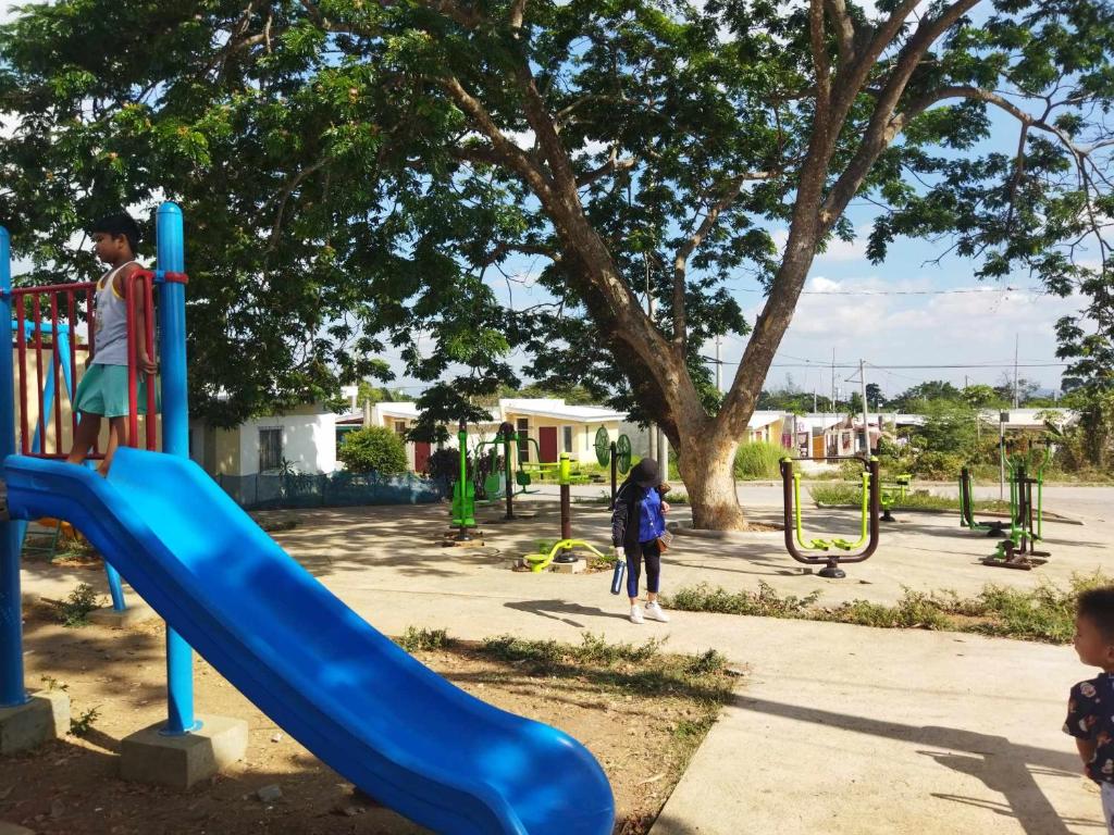 duas crianças a brincar num escorrega num parque infantil em Malvar Lodge 
