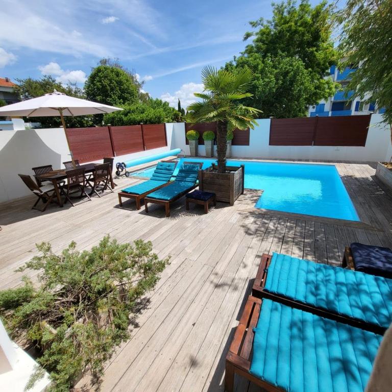 - une piscine avec des bancs et une table dans l'établissement NOUVEAUTÉ !!! Villa classée 