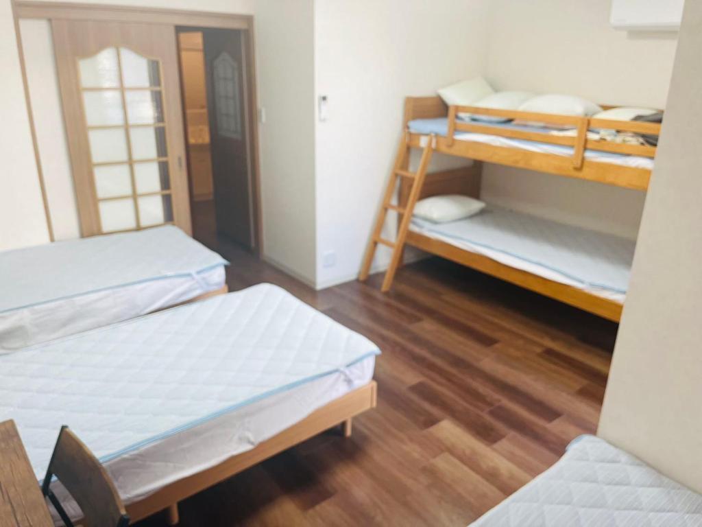 Postel nebo postele na pokoji v ubytování 名古屋市中心步行所到的独栋房子免费停四辆车