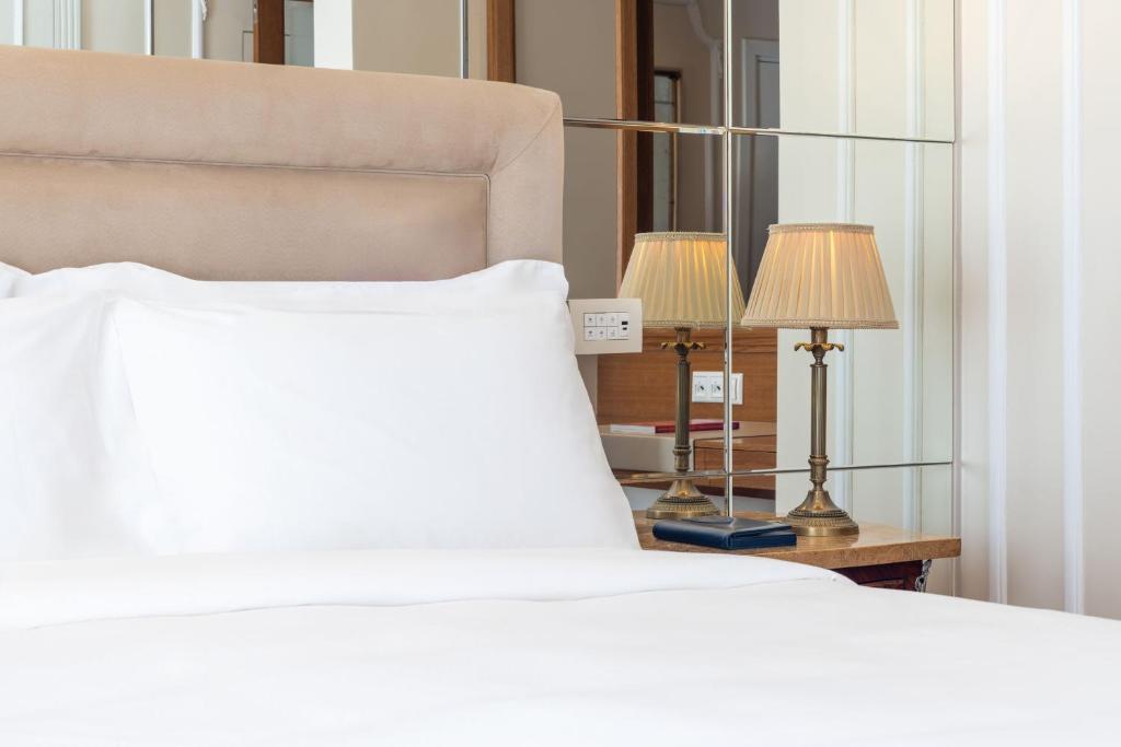 Postel nebo postele na pokoji v ubytování King George, a Luxury Collection Hotel, Athens