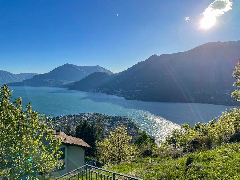 uitzicht op een meer vanaf een heuvel bij Paradiso Panoramico in Sueglio