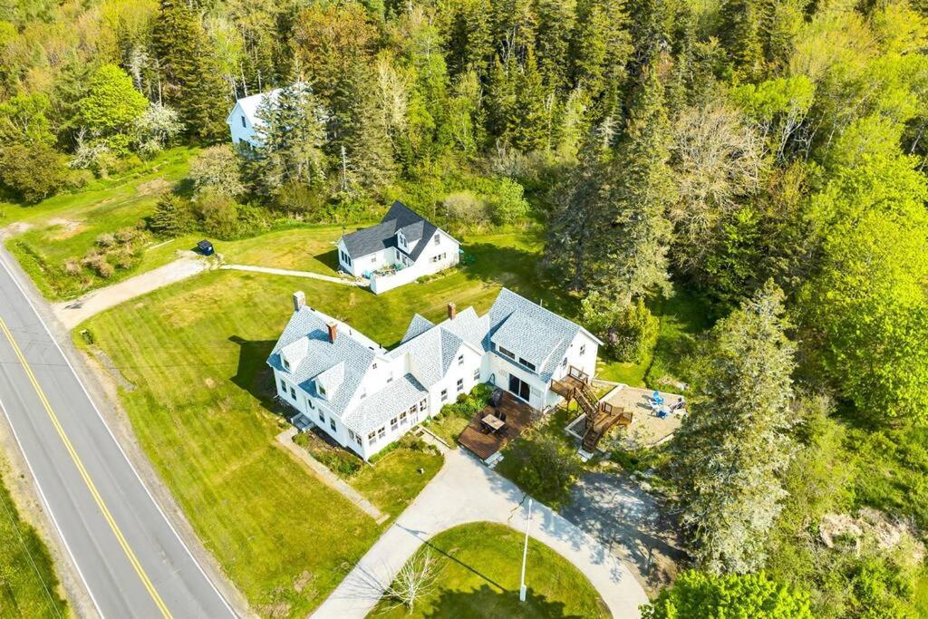 uma vista aérea de uma grande casa na floresta em 3 Water view units combined for large families em Saint George