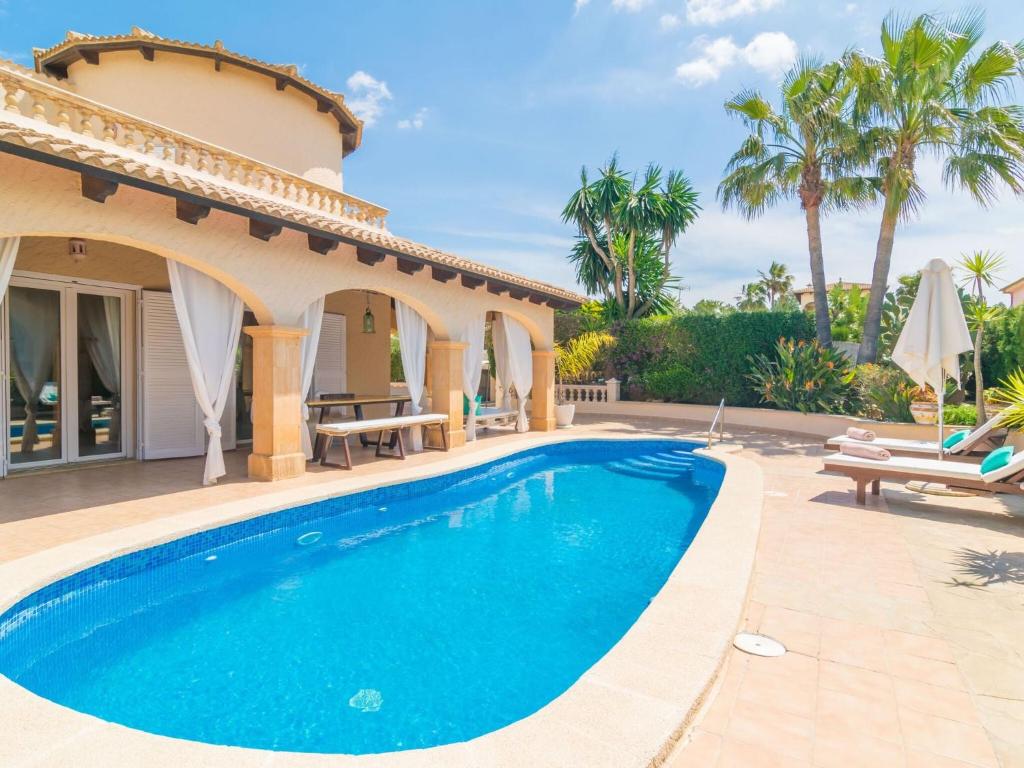 einen Pool vor einer Villa in der Unterkunft Casa Bel - Villa With Private Pool In Son Serra De Marina Free Wifi in Son Serra de Marina
