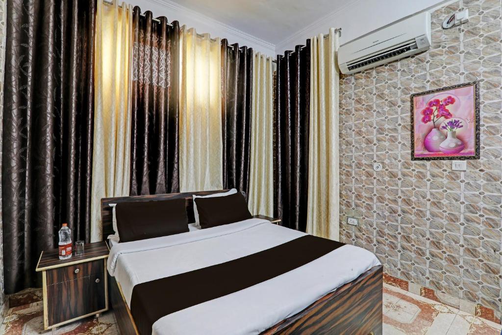 a bedroom with a bed in a room at OYO Flagship The Relax Inn in Lucknow