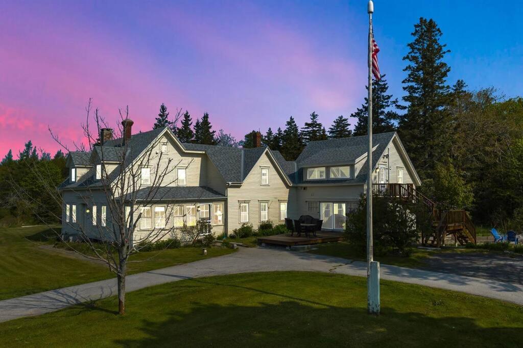 una casa grande con una bandera americana delante de ella en 2 Beautiful water view units in one for families en Saint George