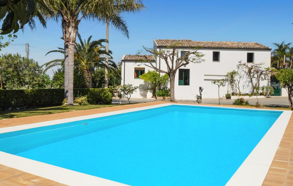 uma villa com piscina em frente a uma casa em Beautiful Home In Chiaramonte Gulfi With Wifi em Chiaramonte Gulfi