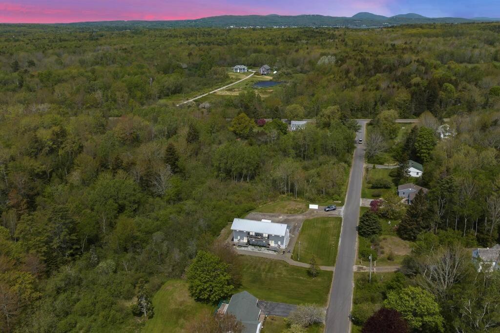 uma vista aérea de uma casa e de uma estrada em Ocean View West Duplex with Walk to Crescent Beach em Owls Head