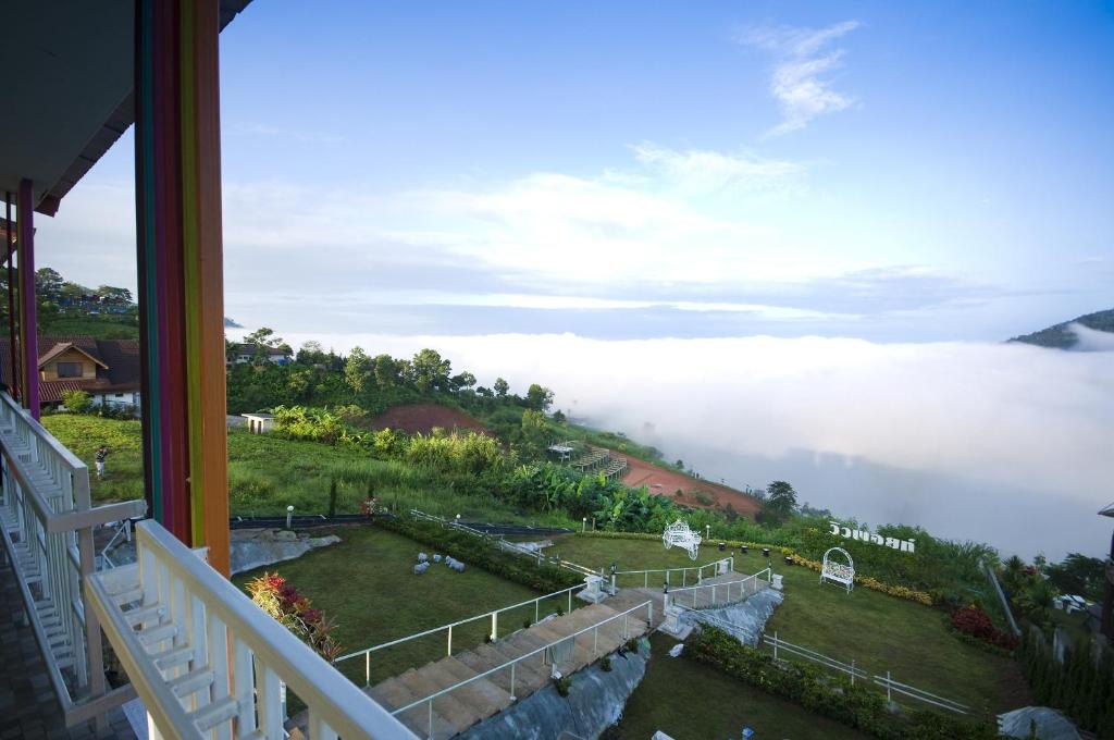 uma vista da varanda de uma casa com vista para as nuvens em Hotel Viewpoint Khao Koh em Khao Kho