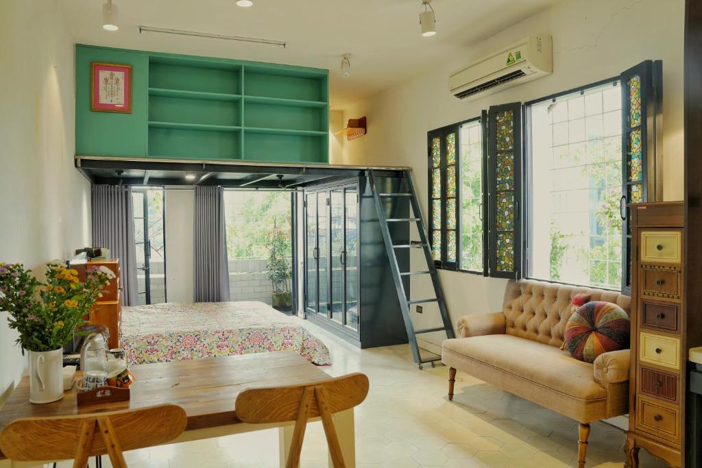 uma sala de estar com um beliche e um sofá em Bu Studio Hồ Hoàn Kiếm em Hanói