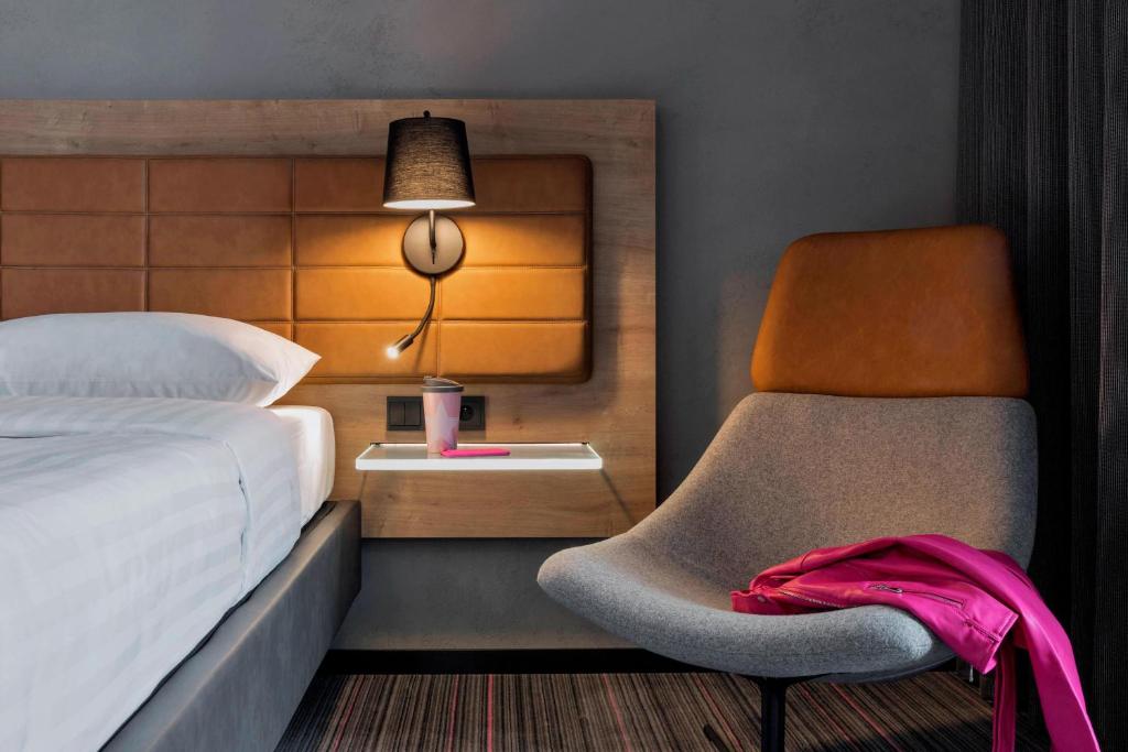 Postel nebo postele na pokoji v ubytování Moxy Warsaw Praga