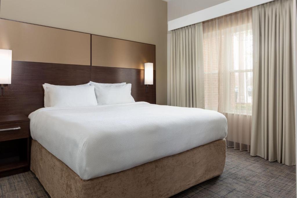 Postel nebo postele na pokoji v ubytování Residence Inn by Marriott Columbus Polaris