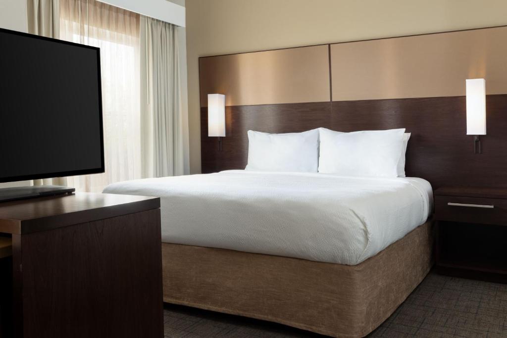 Postel nebo postele na pokoji v ubytování Residence Inn by Marriott Columbus Polaris